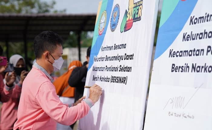 Wali Kota Pontianak Edi Rusdi Kamtono menandatangani Komitmen Bersama Kelurahan dan Kecamatan Pontianak Selatan Bersih dari Narkoba (Bersinar).