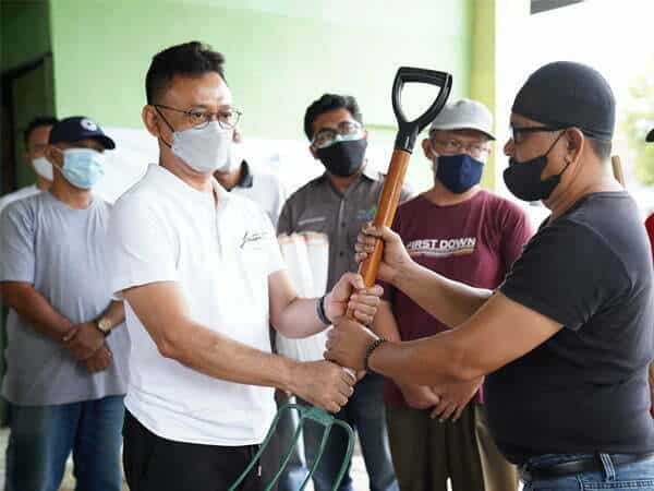 Wali Kota Pontianak Edi Rusdi Kamtono menyerahkan secara simbolis alat-alat kebersihan kepada warga dalam rangka kegiatan Gerakan Clean Up Day dalam rangka Hari Peduli Sampah Nasional 2022