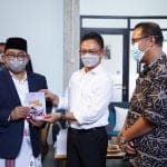 Wali Kota Pontianak Edi Rusdi Kamtono secara simbolis menyerahkan Komik Kampung Beting di Rumah Gemawan