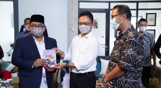 Wali Kota Pontianak Edi Rusdi Kamtono secara simbolis menyerahkan Komik Kampung Beting di Rumah Gemawan