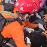 Tim SAR Gabungan mengevakuasi jenazah Khoirul yang diterkam buaya di Sungai Belangiran, Kendawangan, Ketapang.
