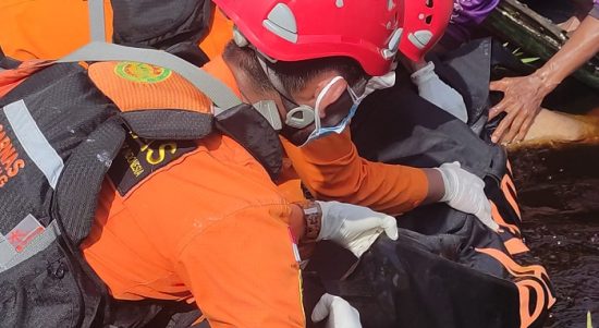 Tim SAR Gabungan mengevakuasi jenazah Khoirul yang diterkam buaya di Sungai Belangiran, Kendawangan, Ketapang.