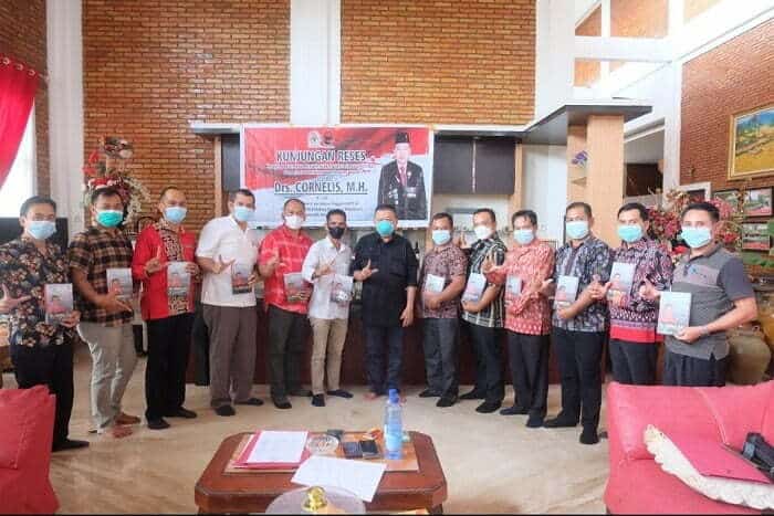 Anggota DPR RI Dapil Kalbar Cornelis bersama para Kades saat reses di Kabupaten Landak