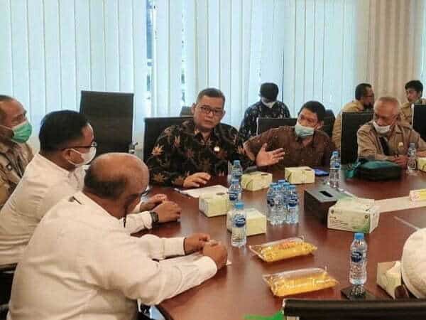 Anggota DPRD Kota Pontianak Zulfydar Zaidar Mochtar bersama sejumlah Anggota DPRD Kota Pontianak lainnya melakukan pertemuan dengan pihak PT Wilmar terkait ketersediaan minyak goreng