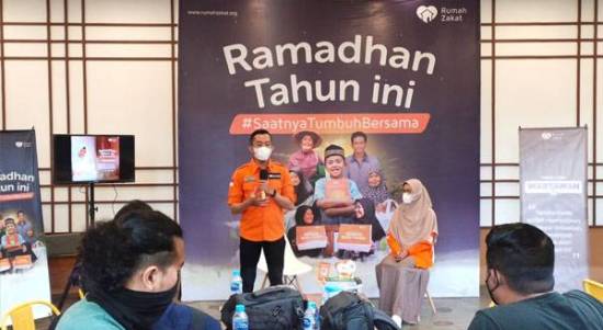 Branch Manager Rumah Zakat Kalbar Asrul Putra Nanda saat meluncurkan program Ramadan Tahun Ini #SaatnyaTumbuhBersama