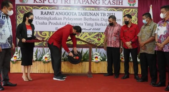 Bupati Kapuas Hulu Fransiskus Diaan membuka RAT KSP Tri Tapang Kasih