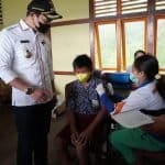 Bupati Kapuas Hulu Fransiskus Diaan meninjau Vaksinasi Covid-19 dan Sunatan Massal di Desa Jerenjang Kecamatan Seberuang