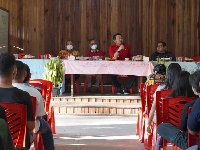 Bupati Kapuas Hulu Fransiskus Diaan ramah tamah dengan OMK di Sejiram Kecamatan Seberuang