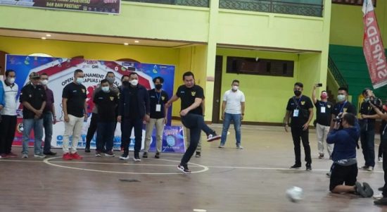 Bupati Kapuas Hulu Fransiskus Dian menendang bola pertama sebagai tanda dimulainya Open Tournament Futsal AFK 2022.