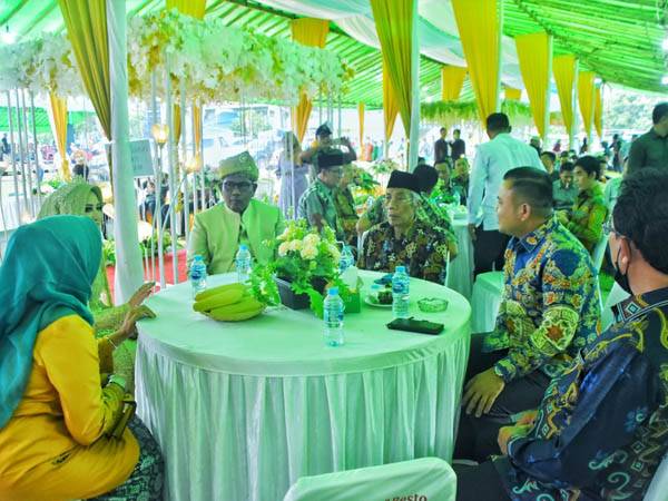 Bupati Sintang Jarot Winarno dan Bupati Melawi Dadi Sunarya menghadiri resepsi pernikahan Bupati Kayong Utara Citra Duani di Serawai Sintang