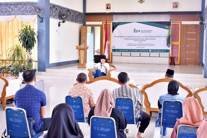Bupati Sintang Jarot Winarno memberikan arahan kepada peserta LK II HMI Cabang Sintang di Pendopo Bupati Sintang