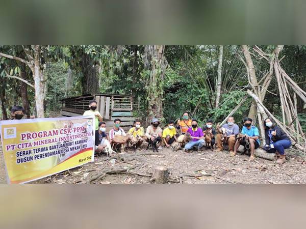 Dukung Kemandirian Ekonomi Masyarakat Desa Mekar Jaya, CMI Salurkan Bantuan Ternak Kambing