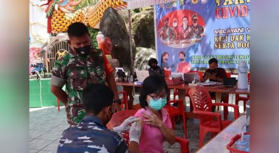 Gandeng TNI, MABT Gelar Vaksinasi Massal di Kelenteng Tua Pek Kong Ketapang
