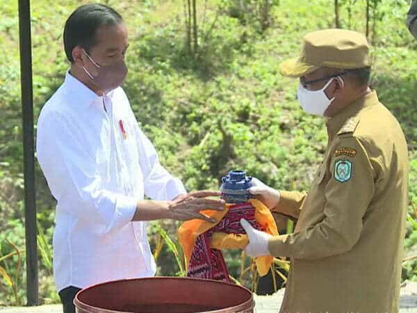 Gubernur Kalimantan Barat Sutarmidji menyerahkan air dan tanah yang dibawa dari Kalbar ke Presiden Jokowi untuk disatukan ke dalam Kendi Nusantara di titik nol IKN Nusantara