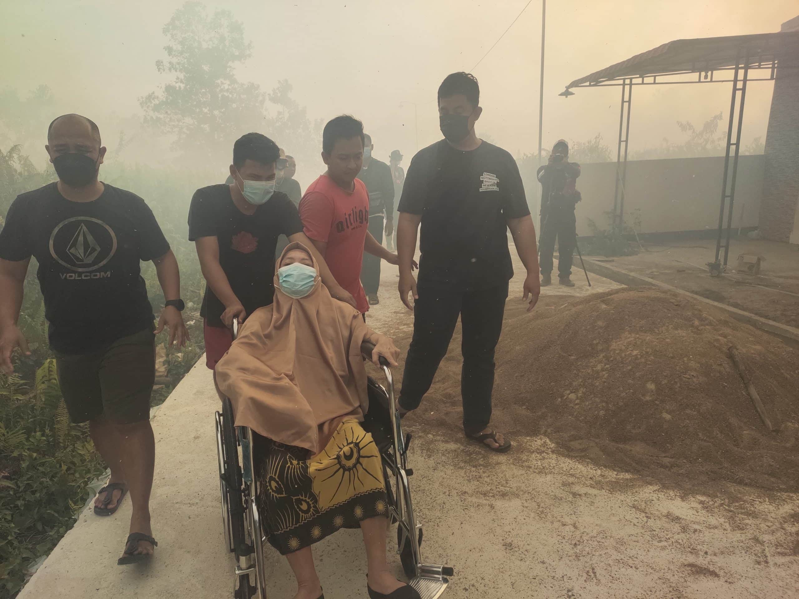Karhutla di Jalan Aloevera Pontianak Nyaris Bakar Rumah Warga, Satu Lansia Dievakuasi
