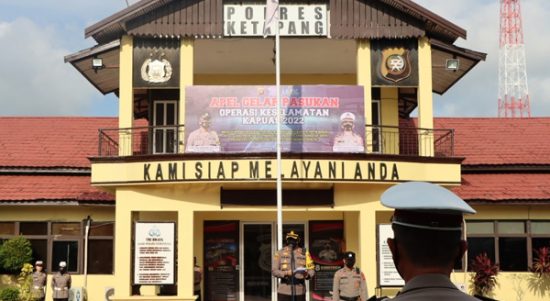 Kapolres Ketapang AKBP Yani Permana saat memimpin apel gelar pasukan Operasi Keselamatan Kapuas 2022