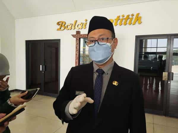 Kepala Dinas Kesehatan Provinsi Kalbar Hary Agung saat diwawancarai wartawan usai dilantik Gubernur Sutarmidji