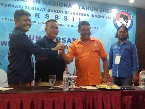 Ketua FSBSI Ketapang Lusminto Dewa menerima mandat dari Presiden Partai Buruh Said Iqbal untuk membentuk kepengurusan Partai Buruh di Ketapang
