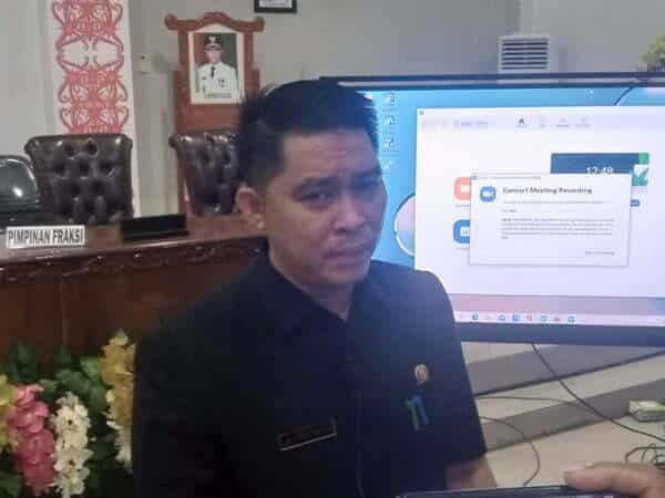 Ketua Komisi II DPRD Ketapang Uti Royden Top saat diwawancarai usai memimpin RDPU polemik HGU BGA Group