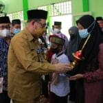Ketua LPTQ Kota Pontianak Mulyadi menyerahkan trofi kepada pemenang lomba MTQ Tingkat Kecamatan Pontianak Barat.