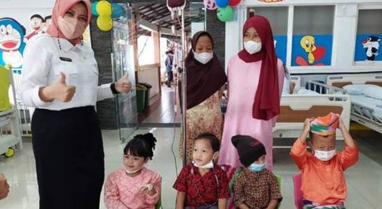 Ketua Perhimpunan Orangtua Penyandang Thalassemia Indonesia Kalbar Windy Prihastari saat mengunjungi anak-anak penyandangpenyakit Thalasemia