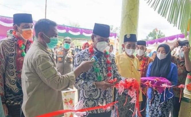Wakil Bupati Ketapang Farhan menggunting pita sebagai tanda peresmian Masjid As-Salam di Desa Jago Bersatu