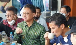 Menteri Sandiaga Uno Nikmati Kopi Susu di Warkop Asiang