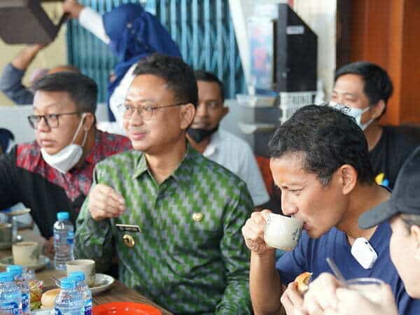 Menteri Sandiaga Uno Nikmati Kopi Susu di Warkop Asiang