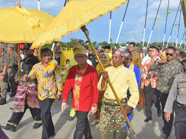 Momen saat Gubernur Sutarmidji menghadiri peresmian Jembatan Kyai Mangku Negeri oleh Bupati Ketapang Martin Rantan