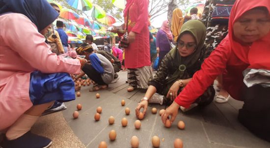 Momen saat pengunjung mendirikan telur pada event Pesona Kulminasi beberapa tahun silam