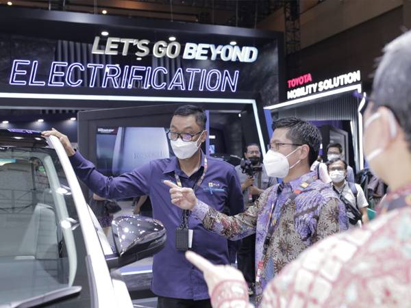 PLN Dukung Toyota Kembangkan Kendaraan Listrik di Indonesia