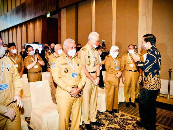 Presiden Joko Widodo tampak menyapa Wakil Gubernur Kalbar Ria Norsan dalam pertemuan Aksi Afirmasi Bangga Buatan Indonesia di Nusa Dua Bali