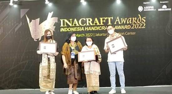 Raih Best of The Best INACRAFT Award 2022, Tenun Sidan Kapuas Hulu Juara 1 Kategori Tekstil