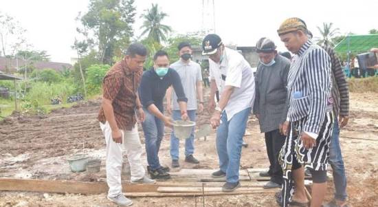 Bupati Sintang Jarot Winarno melakukan peletakan batu pertama pembangunan Rumah Joglo Sintang