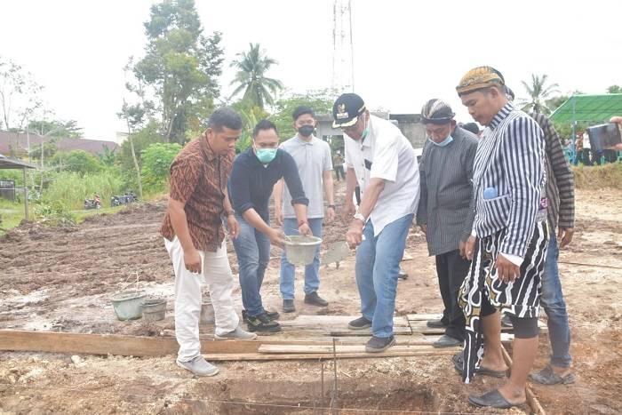 Bupati Sintang Jarot Winarno melakukan peletakan batu pertama pembangunan Rumah Joglo Sintang