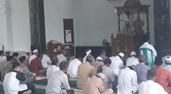Safari Jumat, Kapolsek Tumbang Titi Ajak Jamaah Masjid Al-Muttaqin Jaga Kamtibmas dan Vaksinasi Covid-19