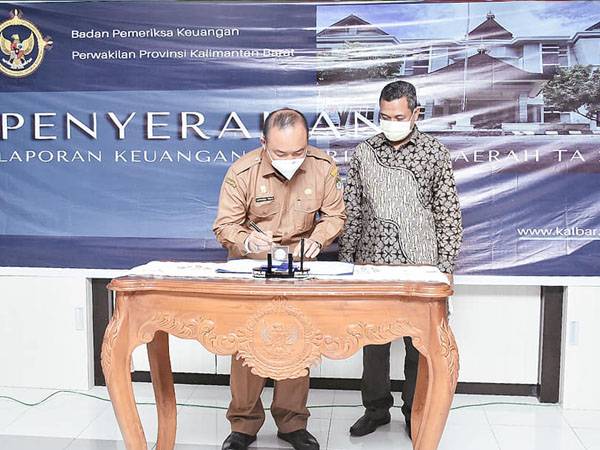 Sekda Ketapang Alexander Wilyo menandatangani berita acara penyerahan LKPD Pemerintah Kabupaten Ketapang Tahun Anggaran 2021