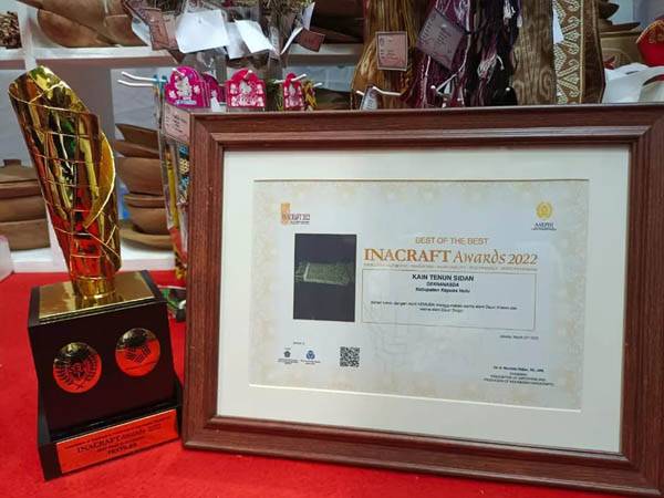 Tenun Sidan Kapuas Hulu Juara 1 di INACRAFT Award 2022