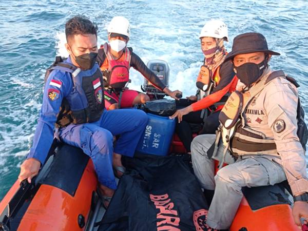 Tim SAR Gabungan saat mengevakuasi jasad Risky Kurniawan, remaja 15 tahun di Selakau Sambas yang tenggelam saat membantu sang ayah melaut