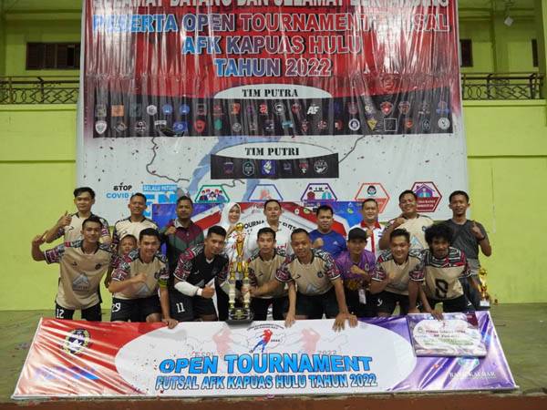 Wakil Bupati Kapuas Hulu Wahyudi Hidayat dan Istri foto bersama dengan pemenang Turnamen Futsal AFK Kapuas Hulu 2022