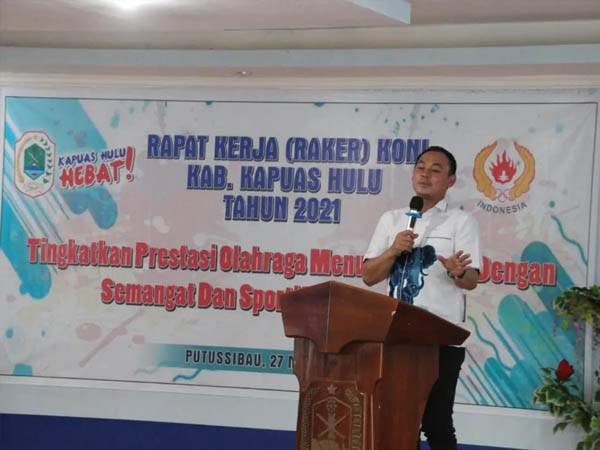 Wakil Bupati Kapuas Hulu Wahyudi Hidayat memberikan sambutannya saat membuka Raker KONI Kapuas Hulu 2021