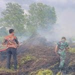 Wali Kota Pontianak Edi Rusdi Kamtono ikut memadamkan kebakaran lahan di Jalan Sepakat 2 Ujung Kelurahan Bansir Darat Kecamatan Pontianak Tenggara