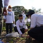 Wali Kota Pontianak Edi Rusdi Kamtono melakukan penanaman pohon pada soft launching pembangunan Agroeduwisata di Fakultas Pertanian Universitas Tanjungpura.