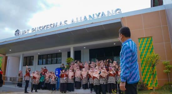 Wali Kota Pontianak Edi Rusdi Kamtono melambaikan tangan kepada seluruh jajaran Puskesmas Alianyang usai meresmikan gedung tersebut