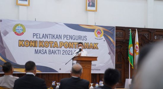 Wali Kota Pontianak Edi Rusdi Kamtono memberikan sambutannya pada acara pelantikan pengurus KONI Kota Pontianak Masa Bakti 2021-2025
