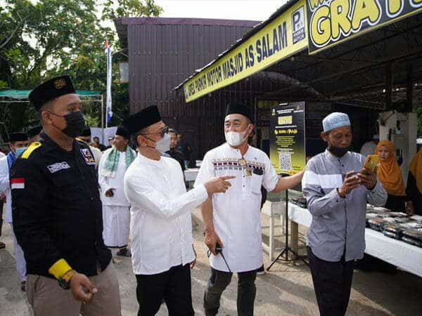 Wali Kota Pontianak Edi Rusdi Kamtono meninjau Warung Makan Gratis yang disediakan Masjid As Salam
