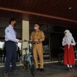 Wali Kota Pontianak Edi Rusdi Kamtono menyerahkan hadiah sepeda kepada pelajar yang memberikan jawaban yang tepat atas pertanyaan Wali Kota pada peringatan HPSN 2022 beberapa waktu lalu.