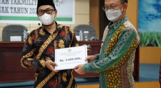 Wali Kota Pontianak Edi Rusdi Kamtono menyerahkan secara simbolis bantuan dana transportasi bagi guru Madrasah Diniyah Takmiliyah