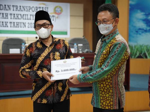 Wali Kota Pontianak Edi Rusdi Kamtono menyerahkan secara simbolis bantuan dana transportasi bagi guru Madrasah Diniyah Takmiliyah