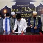 Wali Kota Pontianak yang juga selaku Ketua DMI Kota Pontianak Edi Rusdi Kamtono menandatangani prasasti peresmian Masjid As Salam